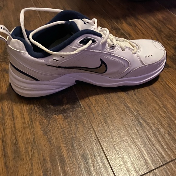 Authentic Nike Men”s Sneakers size11 NWOT - Picture 5 of 11